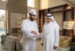 مقاول ترميمات يناقش مخطط تجديد فيلا مع صاحب منزل في الكويت