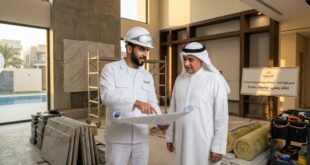 مقاول ترميمات يناقش مخطط تجديد فيلا مع صاحب منزل في الكويت